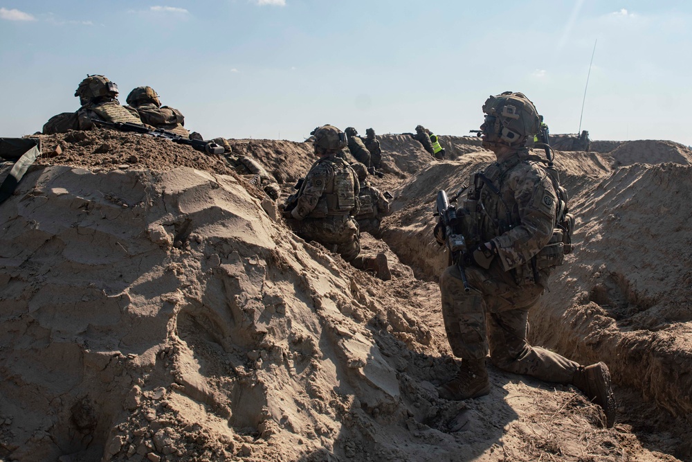Paratroopers and Polish soldiers conduct CALFEX