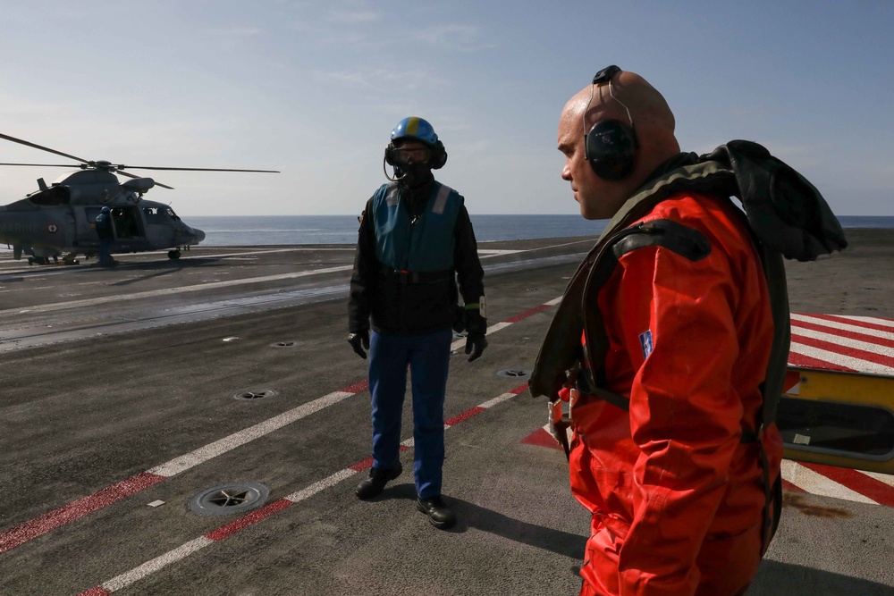 USS Ross commanding officer visits French aircraft carrier Charles de Gaulle