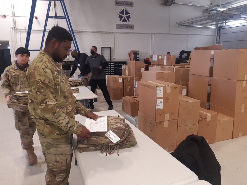 405th AFSB CIF teams assist PEO Soldier with issue of next generation gear in Europe