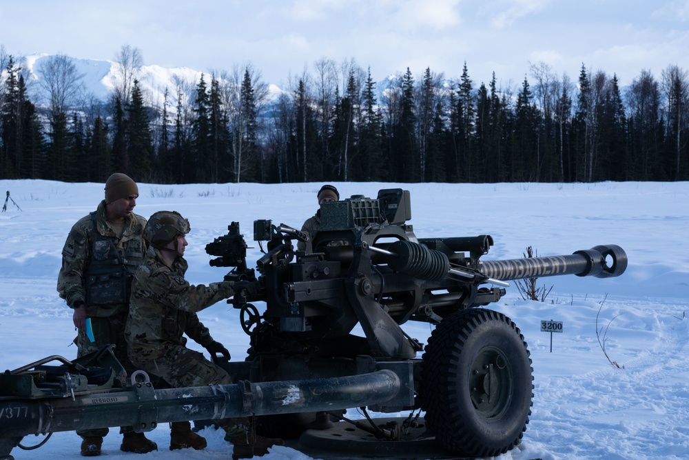 Spartan paratroopers conduct live-fire artillery training