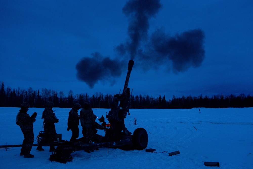 Spartan paratroopers conduct live-fire artillery training