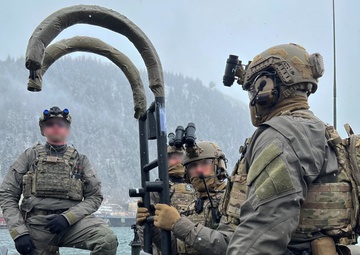 USCG MSRT trains in AE22