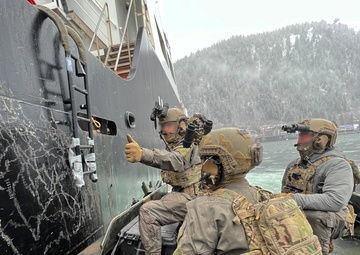 USCG MSRT trains in AE22