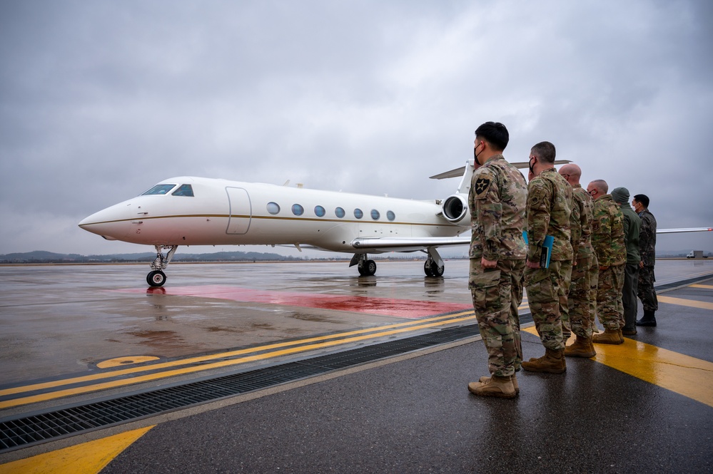 Gen. Dickinson visits Osan AB