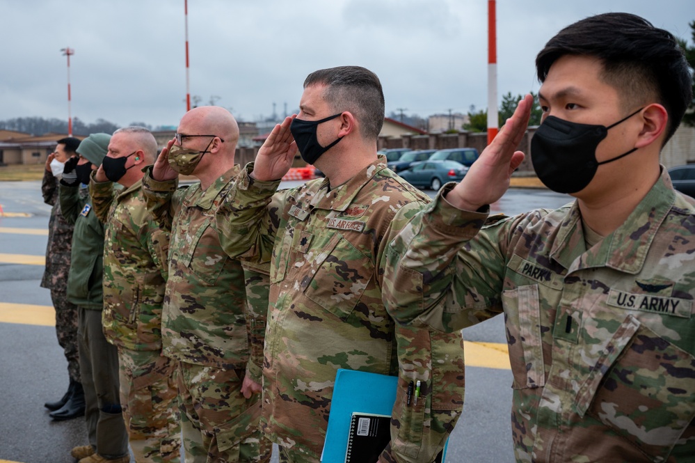 Gen. Dickinson visits Osan AB