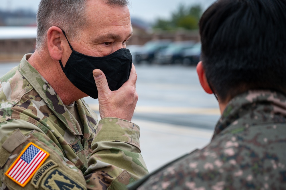 Gen. Dickinson visits Osan AB