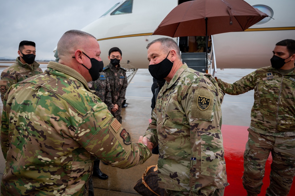 Gen. Dickinson visits Osan AB
