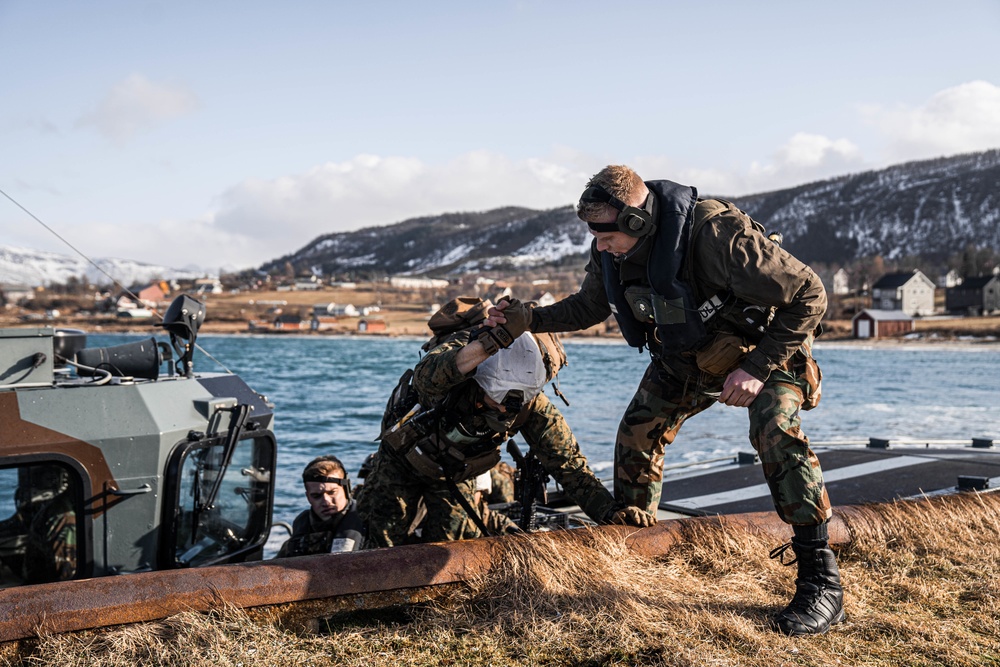 Korps Mariniers and U.S. Marines conduct amphibious landing