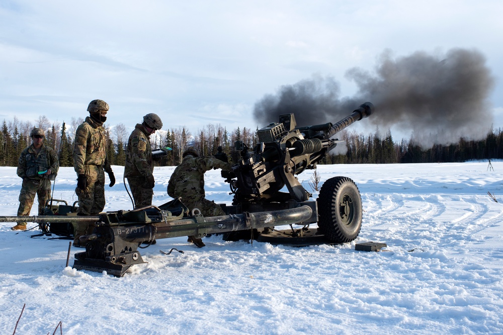 Spartan paratroopers conduct live-fire artillery training