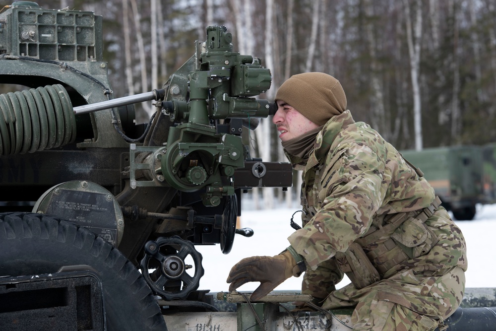 Spartan paratroopers conduct live-fire artillery training