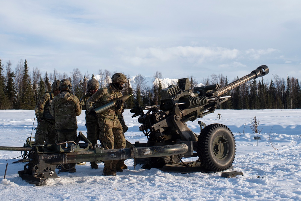 Spartan paratroopers conduct live-fire artillery training