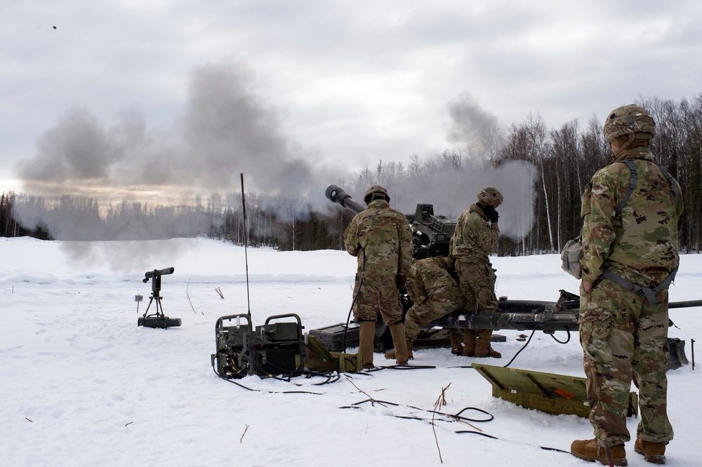 Spartan paratroopers conduct live-fire artillery training