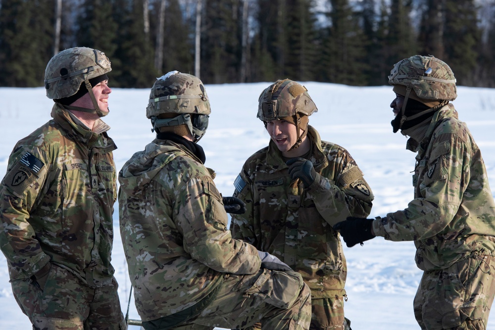 Spartan paratroopers conduct live-fire artillery training