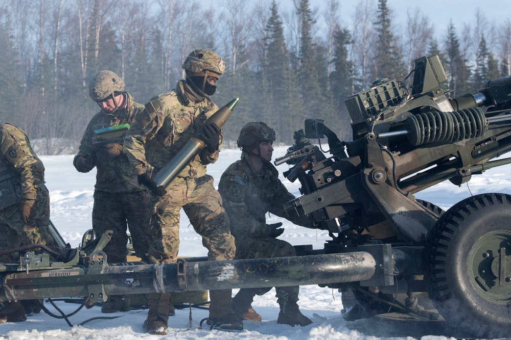 Spartan paratroopers conduct live-fire artillery training