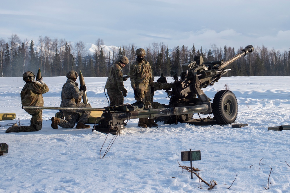 Spartan paratroopers conduct live-fire artillery training