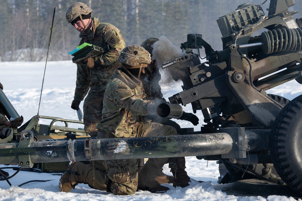 Spartan paratroopers conduct live-fire artillery training