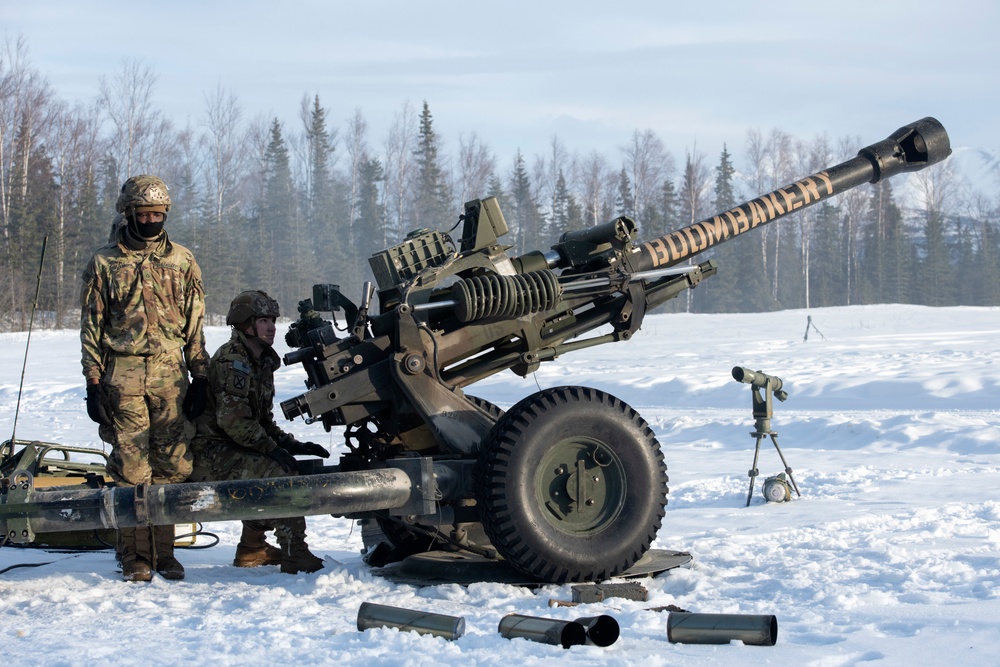 Spartan paratroopers conduct live-fire artillery training