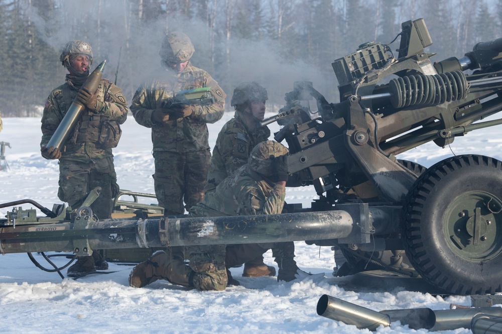 Spartan paratroopers conduct live-fire artillery training