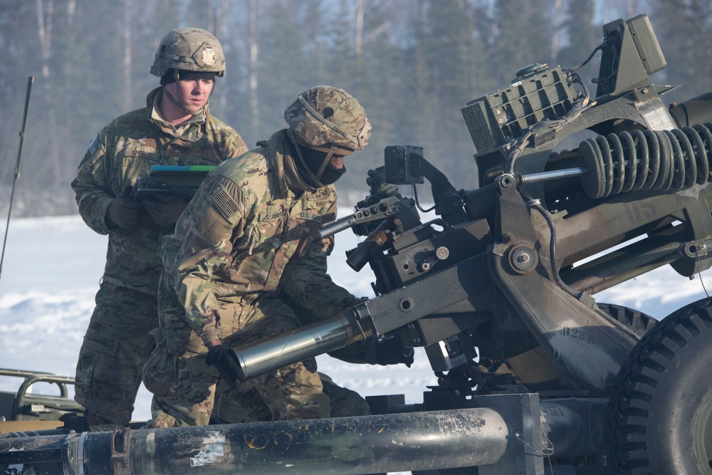 Spartan paratroopers conduct live-fire artillery training