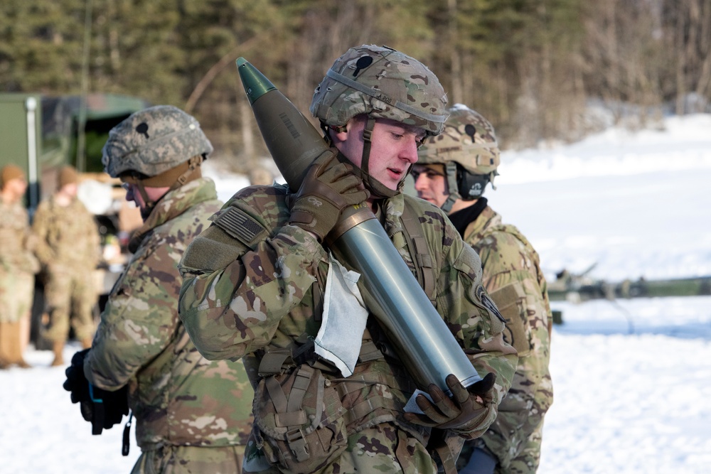 Spartan paratroopers conduct live-fire artillery training