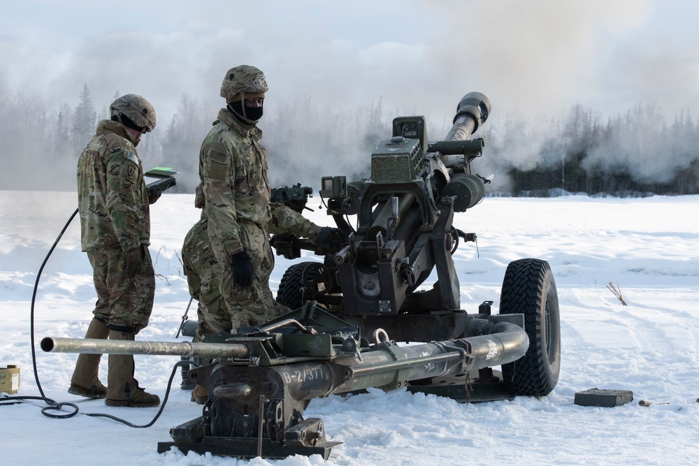 Spartan paratroopers conduct live-fire artillery training