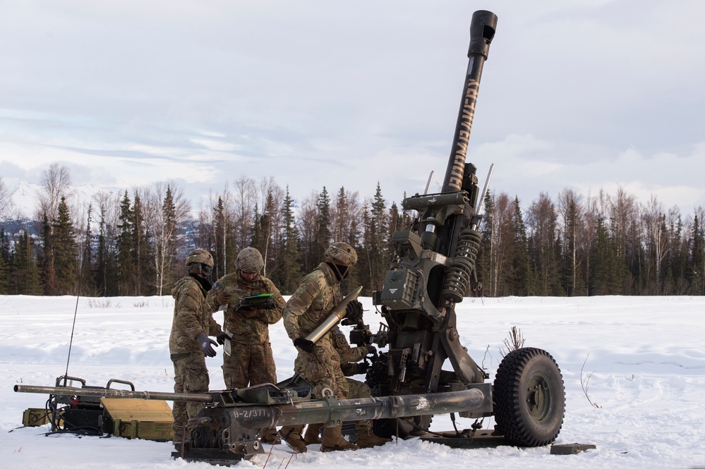 Spartan paratroopers conduct live-fire artillery training