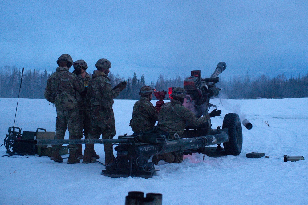 Spartan paratroopers conduct live-fire artillery training