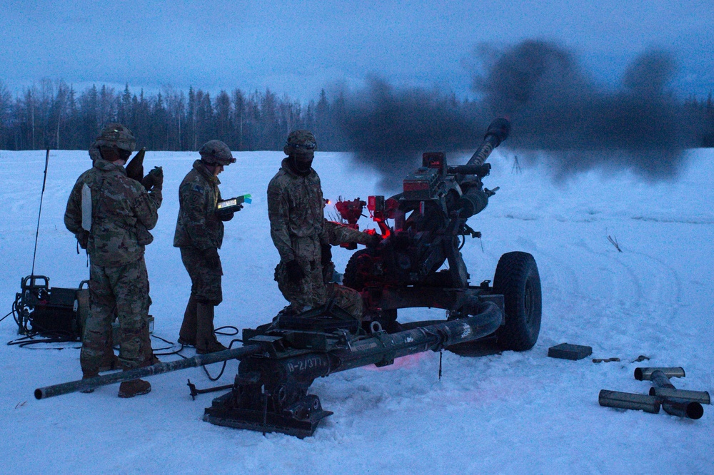 Spartan paratroopers conduct live-fire artillery training