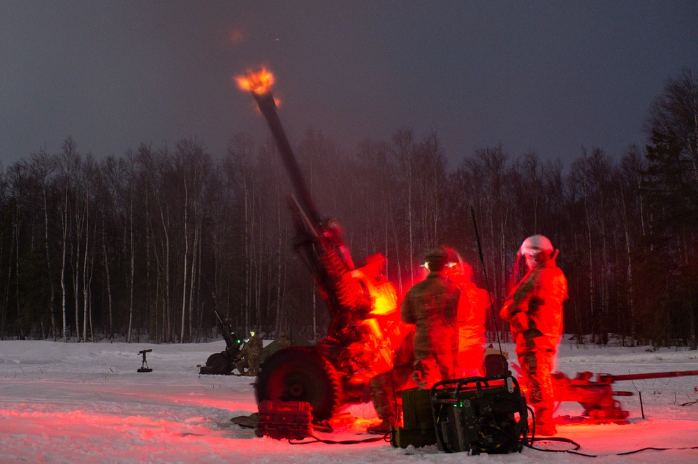 Spartan paratroopers conduct live-fire artillery training