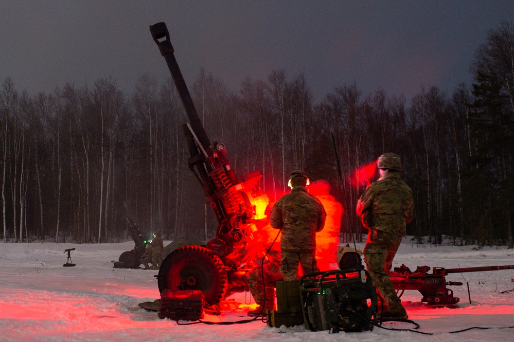 Spartan paratroopers conduct live-fire artillery training