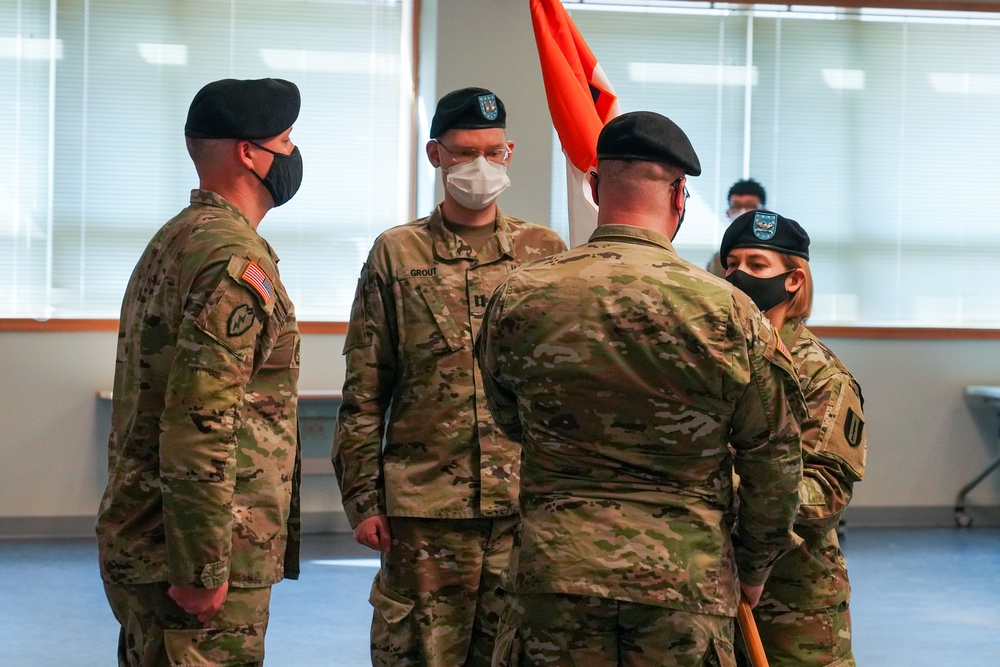 HHC, 1st Singal Brigade Welcomes New Company Commander
