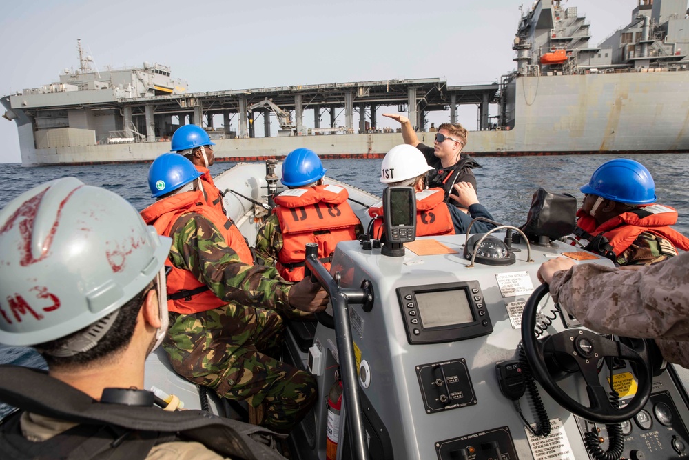 USS Hershel &quot;Woody&quot; Williams (ESB 4) Conducts Small Boat Operations