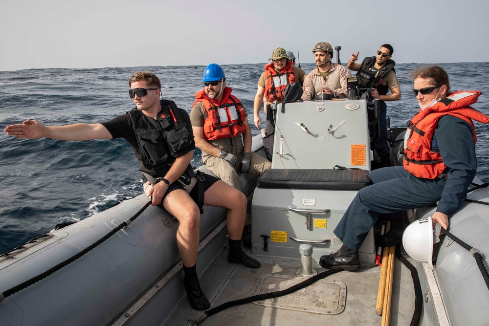 USS Hershel &quot;Woody&quot; Williams (ESB 4) Conducts Small Boat Operations