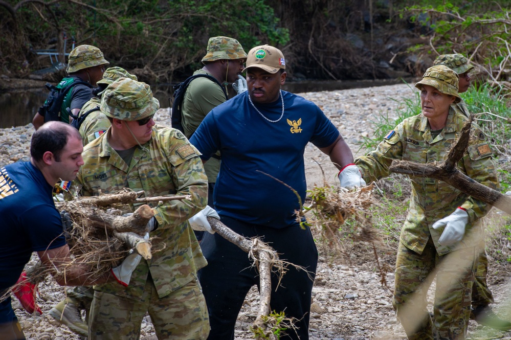 Frank Cable Sailors Support Operation Flood Assist