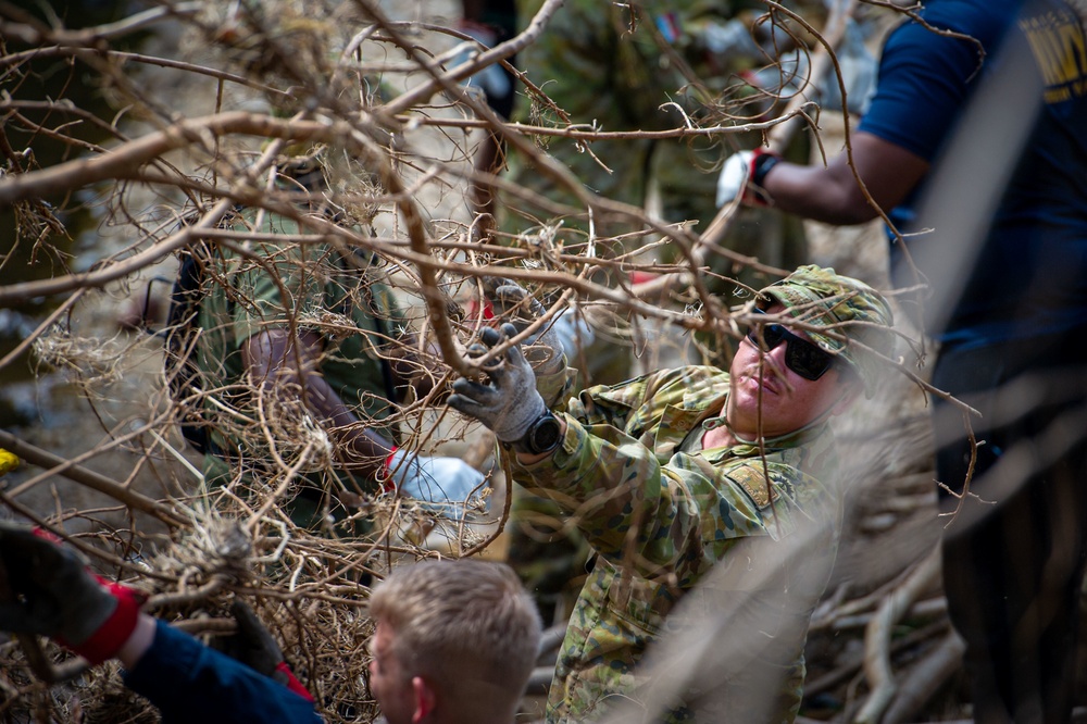 Frank Cable Sailors Support Operation Flood Assist
