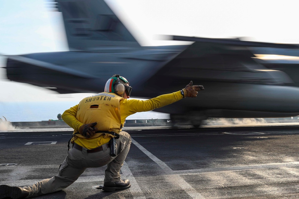 DVIDS - Images - Abraham Lincoln conducts flight operations [Image 4 of 27]