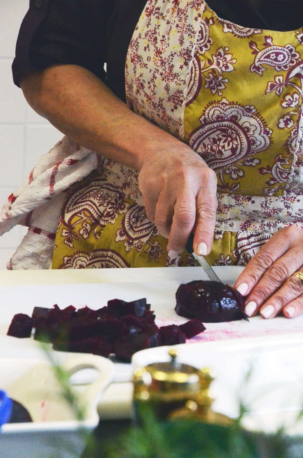 Guest chef prepares spring meal for garrison newcomers