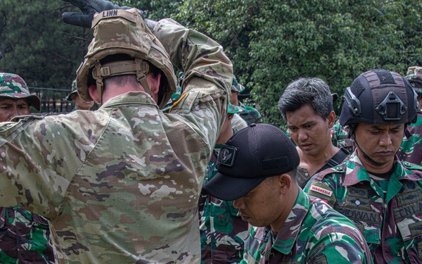 TNI/U.S. Army Platoon Exchange - TNI Rappel