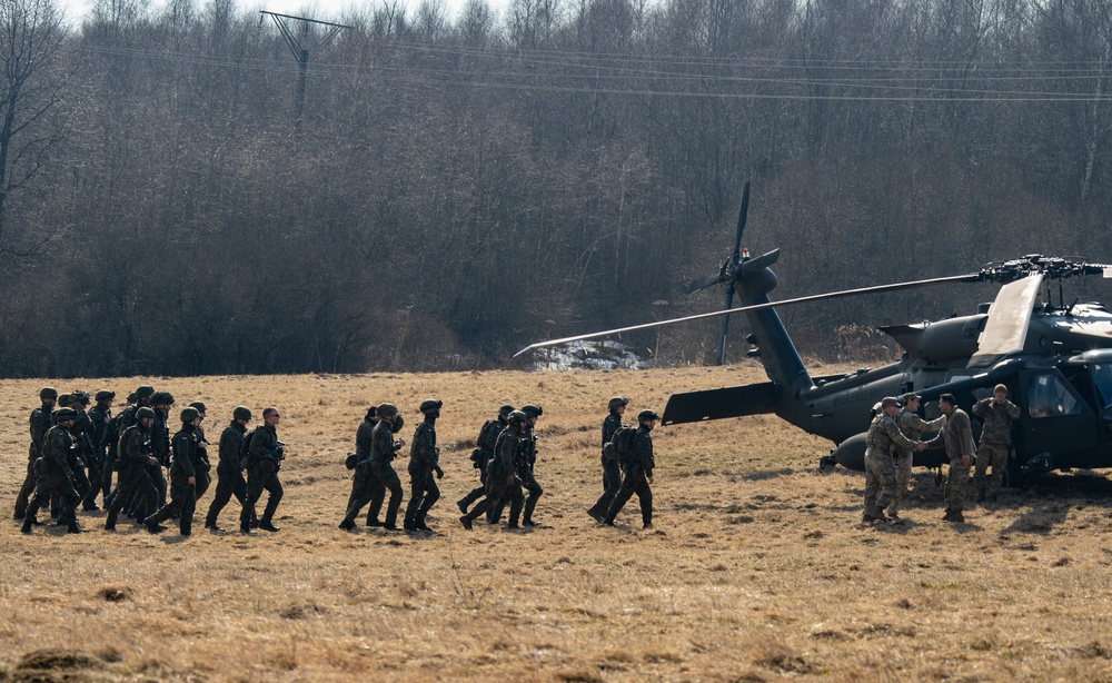 Paratroopers, Polish Soldiers conduct cold load training