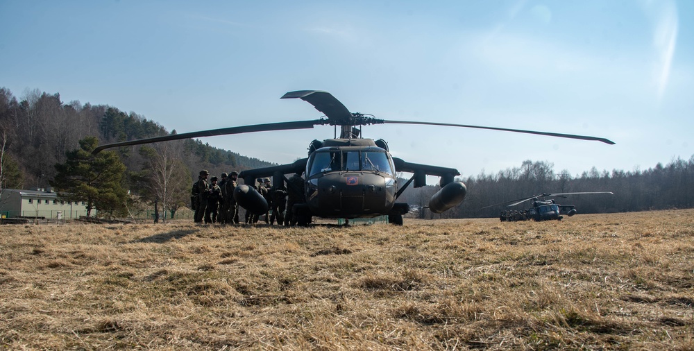 Paratroopers, Polish Soldiers conduct cold load training