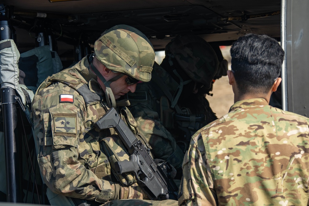 Paratroopers, Polish Soldiers conduct cold load training