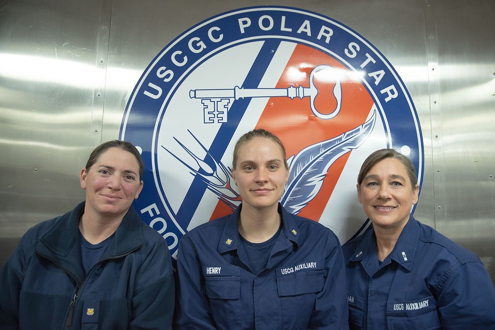 Helping Hands: Coast Guard Auxiliarists Assist Polar Star’s Galley
