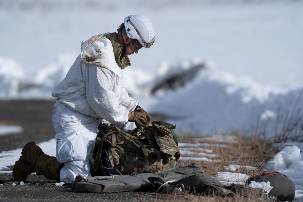 Army paratroopers conduct airborne training