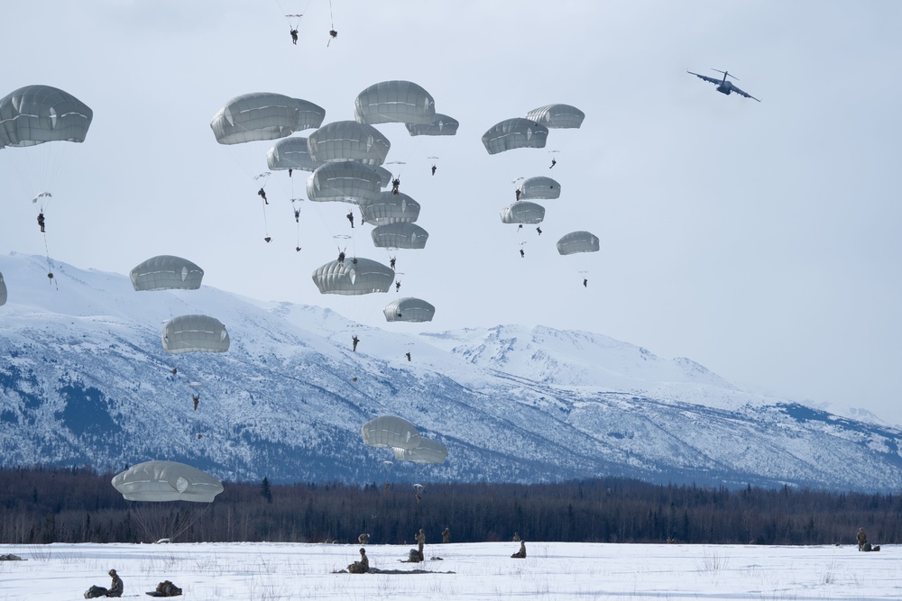 Army paratroopers conduct airborne training