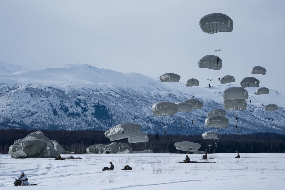 Army paratroopers conduct airborne training