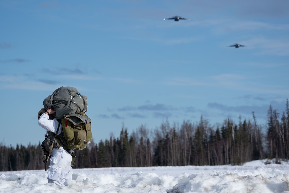 Army paratroopers conduct airborne training