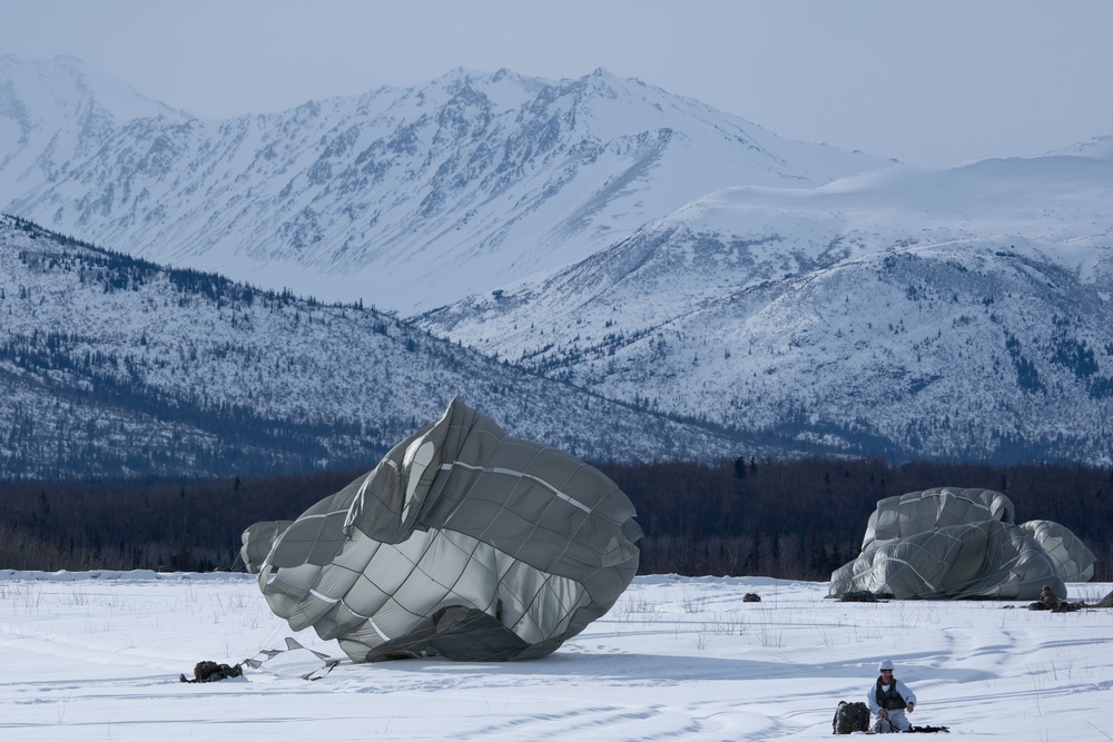 Army paratroopers conduct airborne training