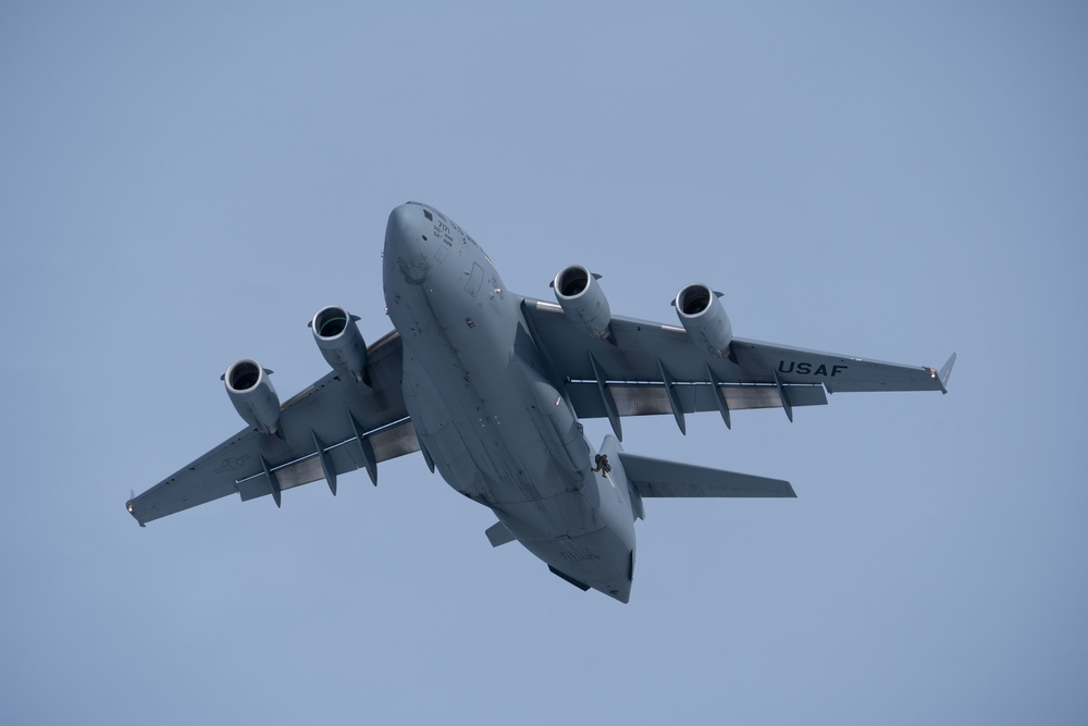 Army paratroopers conduct airborne training