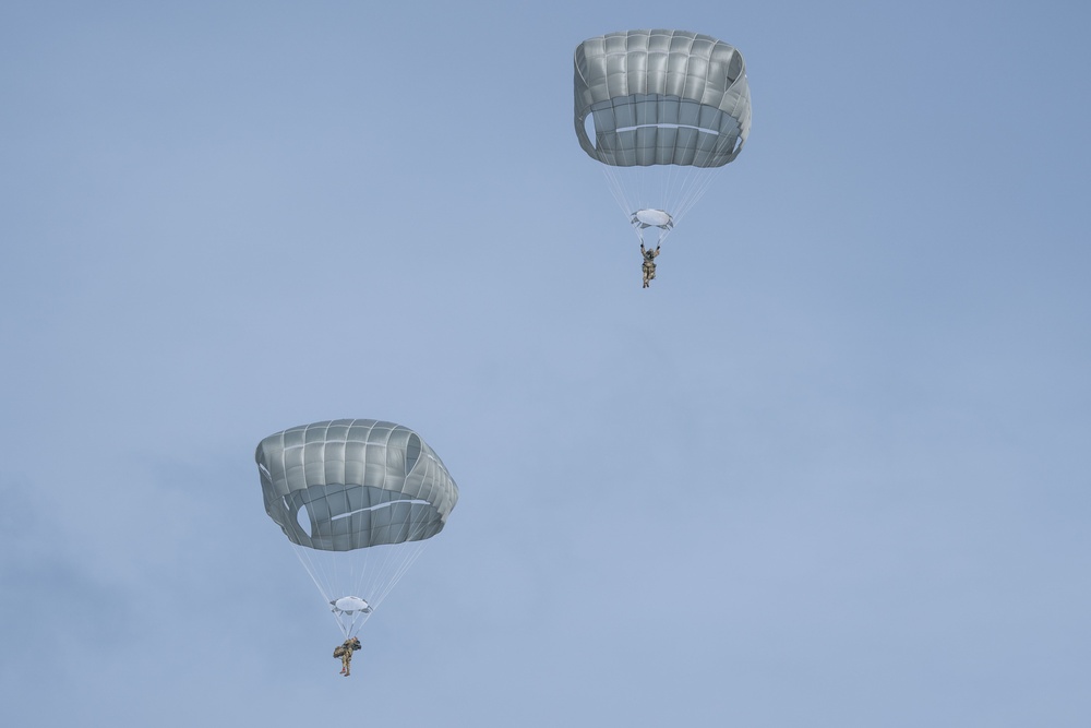 Army paratroopers conduct airborne training