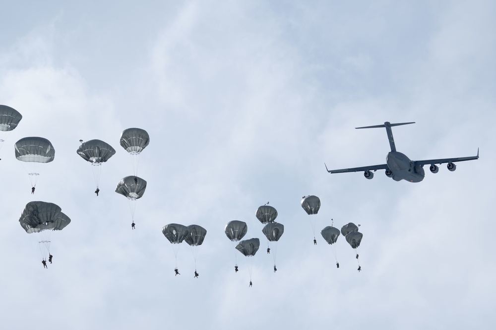 Army paratroopers conduct airborne training